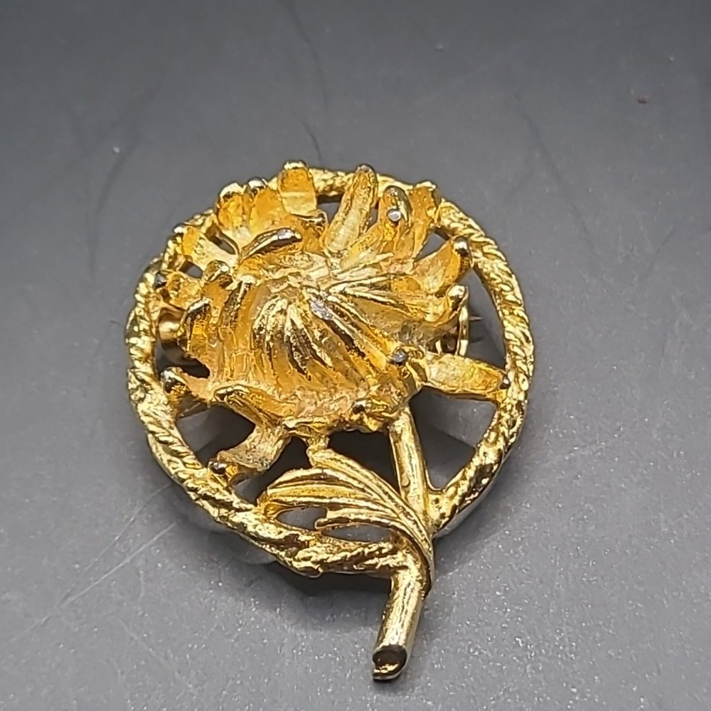Vintage Flower Brooch‎ Woman Gold Tone Textured Floral Circular Pin Accessory